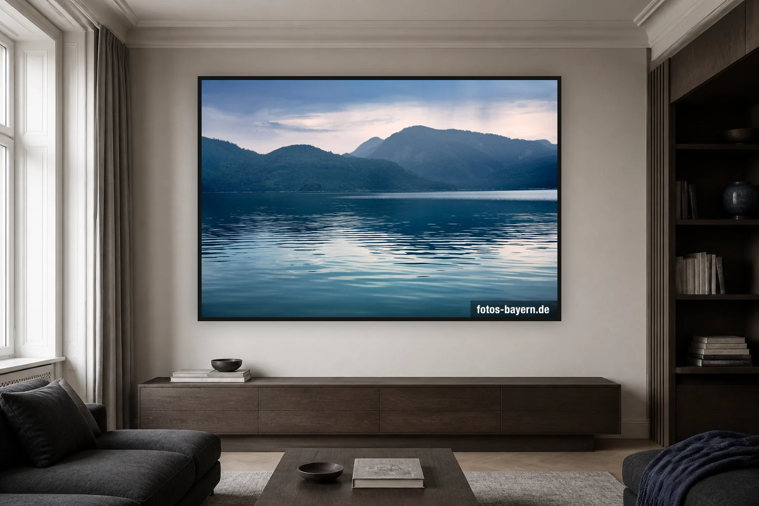 Konzept-Mockup eines Walchensee-Motivs als großformatiger Metallprint in einem ruhigen Wohnraum