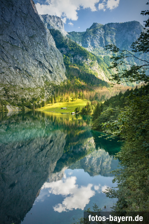 Der Obersee oberhalb des Königssees im Berchtesgadener Land, fotografiert zwischen ruhigem Wasser und steilen Felswänden