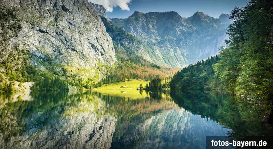 Ruhige Spiegelung auf dem Obersee oberhalb des Königssees im Berchtesgadener Land