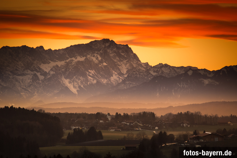 Die Zugspitze bei Sonnenuntergang, gesehen an einem kalten Herbstabend im Bayerischen Voralpenland